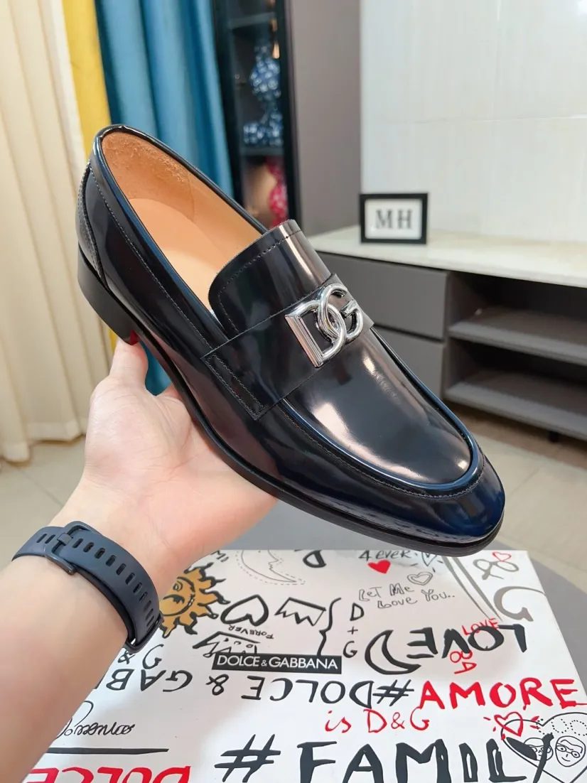 Men's shoes 💰540🌸🌸 [DG Dolce & Gabbana] High-end customized leather shoes. The upper is made of imported calf leather. Original hardware. I believe you will be impressed from the first time you see it. The avant-garde atmosphere can no longer fully interpret its elegance. AAA grade rubber outsole is super comfortable. The original cover last of the counter ensures its original version and quality. The upper is simple and the cowhide lining ensures its comfort and breathability. A pair of truly good shoes has its own unique soul, famous quality, and the first choice for successful people. Regular size 38-44 (45 customized)